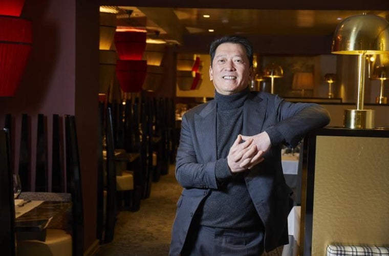 Roger Chen posando para ABC en 2022, en su restaurante Royal Mandarin