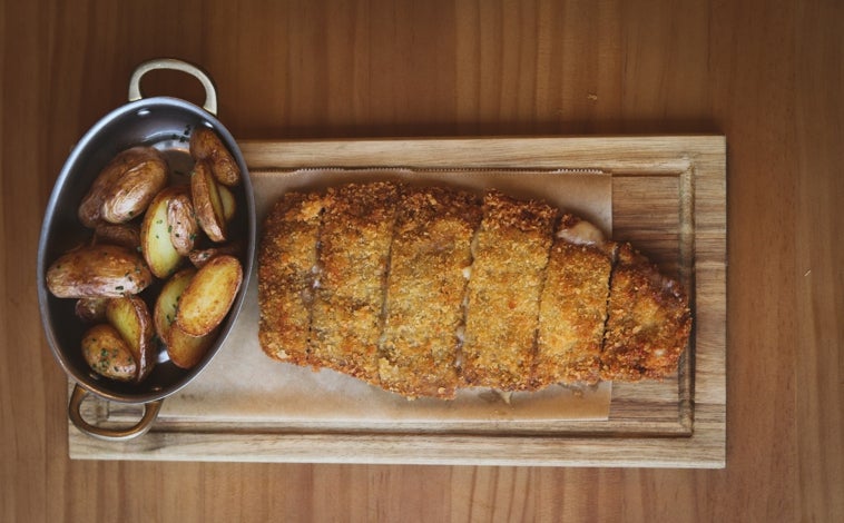Imagen principal - Sobre estas líneas, algunos de los platos de la carta de la cervecería Asgaya: cachopito, bikini de carrillera y callos.