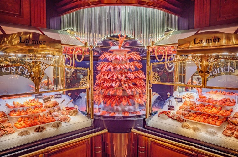La torre de bogavantes de Le Plateau Royal, el rincón dedicado al mar en Les Grands Buffets
