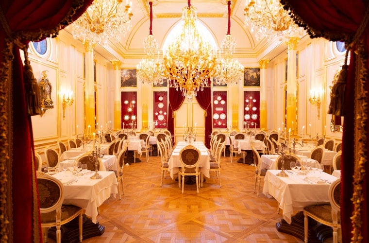 El Salon Doré dedicado a Jean de La Fontaine, uno de los últimos salones que han creado dentro de Les Grands Buffets y decorado con 18.000 hojas de oro y vajillas históricas de Versalles o el Ritz de París entre otros espacios históricos