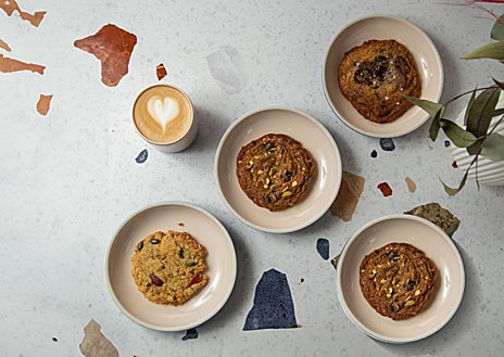 Imagen secundaria 1 - Beik Beik es una cafetería de Chamberí, con obrador propio, donde hacen, entre otros platos, sus cookies variadas y el 'croissaluna' relleno de jamón y queso