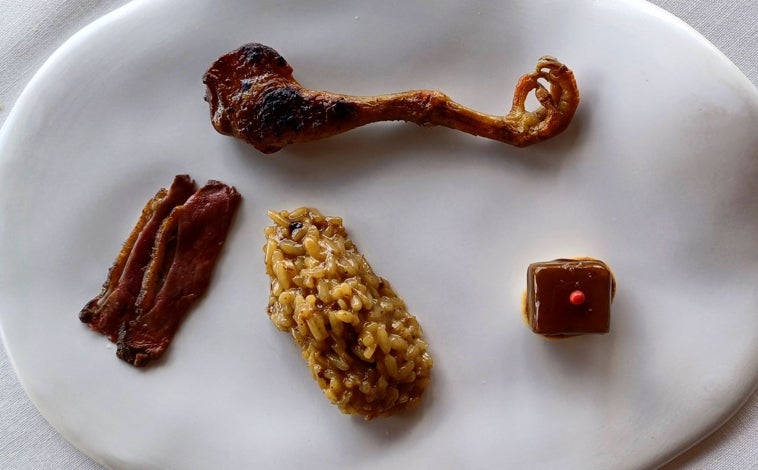 Imagen principal - Sobre estas líneas algunos de los platos de Sara Ferreres en El Taller de Arzuaga. Pichón y arroz; liebre y curry verde; 'El huerto', secuencia de 'snacks' vegetales del huerto de la finca de Arzuaga con el que se inicia la experiencia.