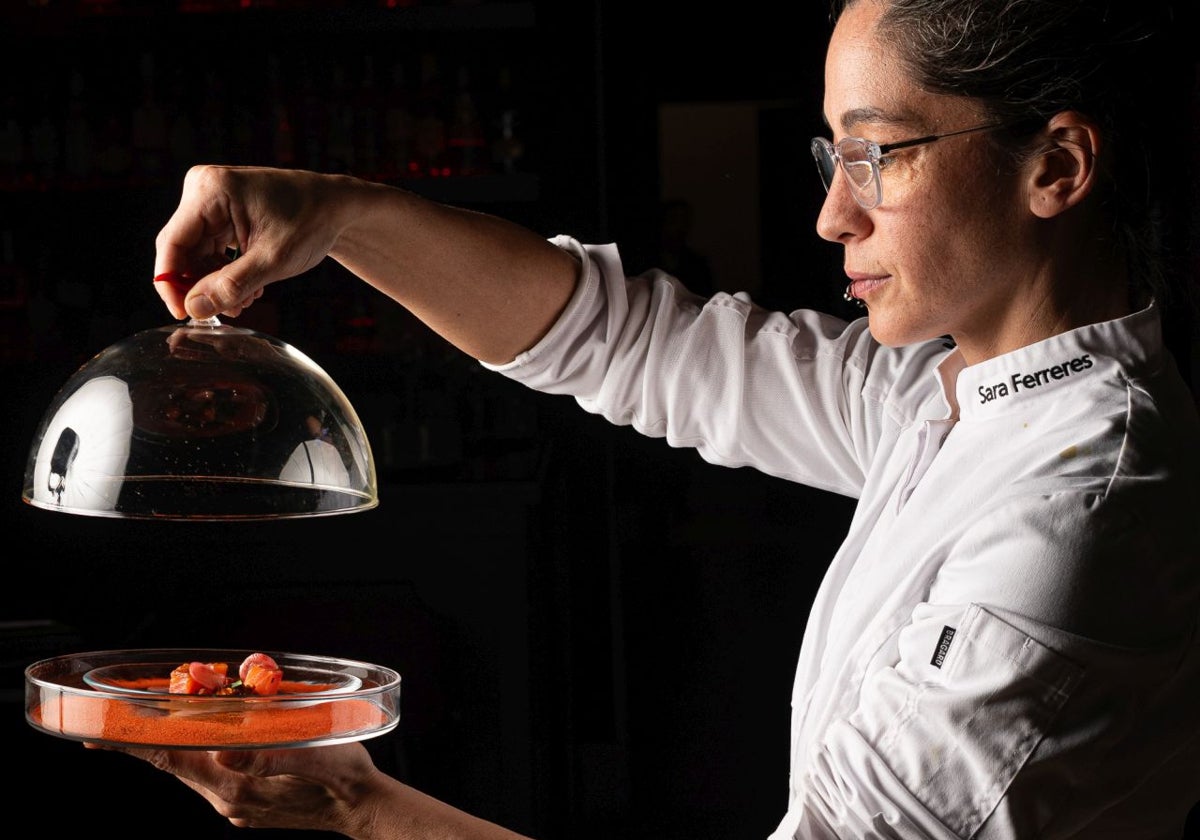 La chef Sara Ferreres lidera la cocina de El Taller de Arzuaga, una estrella Michelin y otra verde, en Quintanilla de Onésimo (Valladolid)