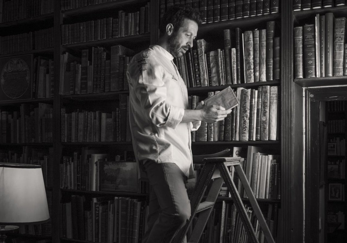 Iván Cerdeño en la biblioteca de Gregorio Marañón del Cigarral de Menores de Toledo