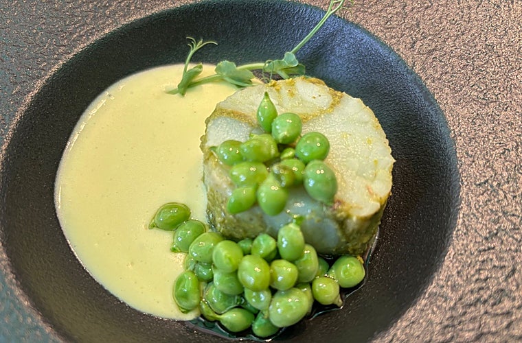 Bacalao con pistachos, su pilpil y guisantes