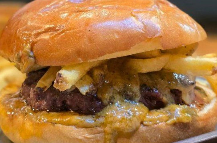 Hamburguesa 'parisina' con carne de buey de El Capricho y salsa 'Café de París'