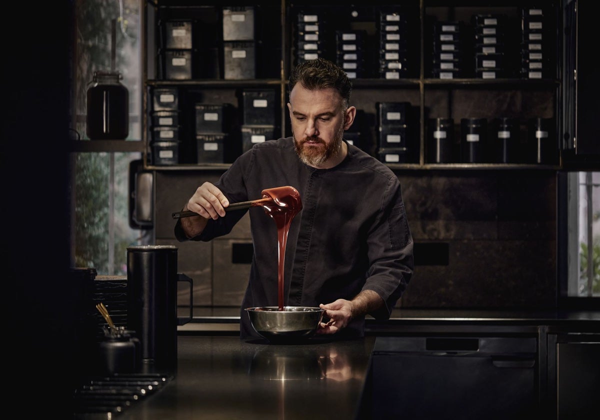 René Frank en las cocinas de CODA, su dos estrellas Michelin en el barrio berlinés de Neuköll