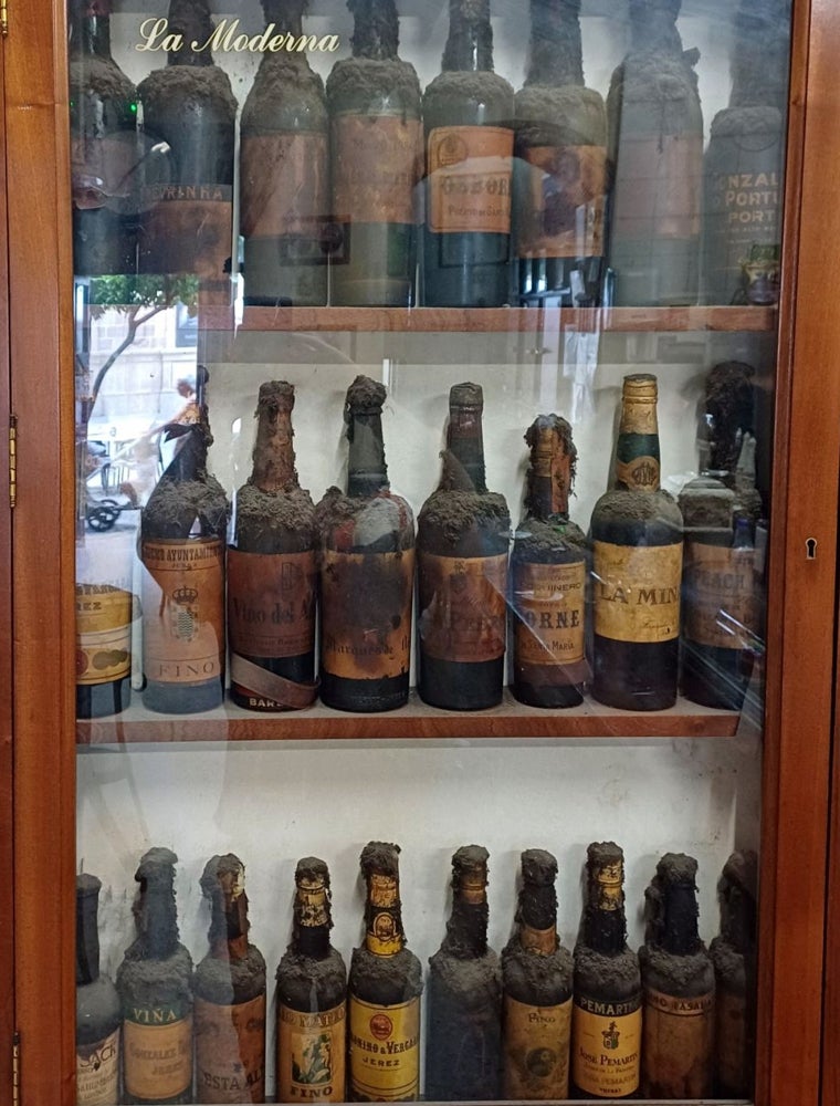 Colección de botellas viejas de jereces en La Moderna, uno de los locales más populares del centro de Jerez de la Frontera