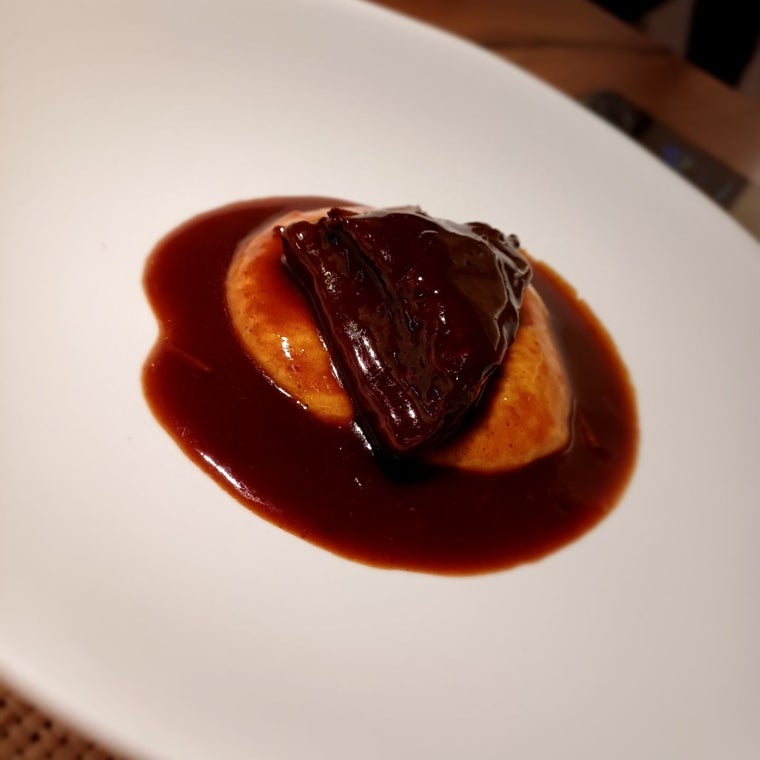 La picaña de vaca rubia gallega cocinada durante seis horas con puré de patatas y su jugo