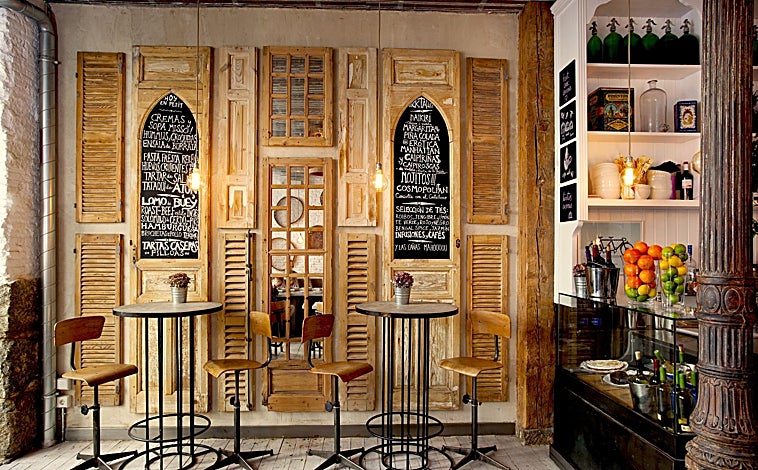 Imagen principal - Restaurante Le Petit, en Madrid y algunos de sus platos: tataki de atún, tartar de salmón y alcachofas confitadas en aceite y a la plancha con sal en escamas.