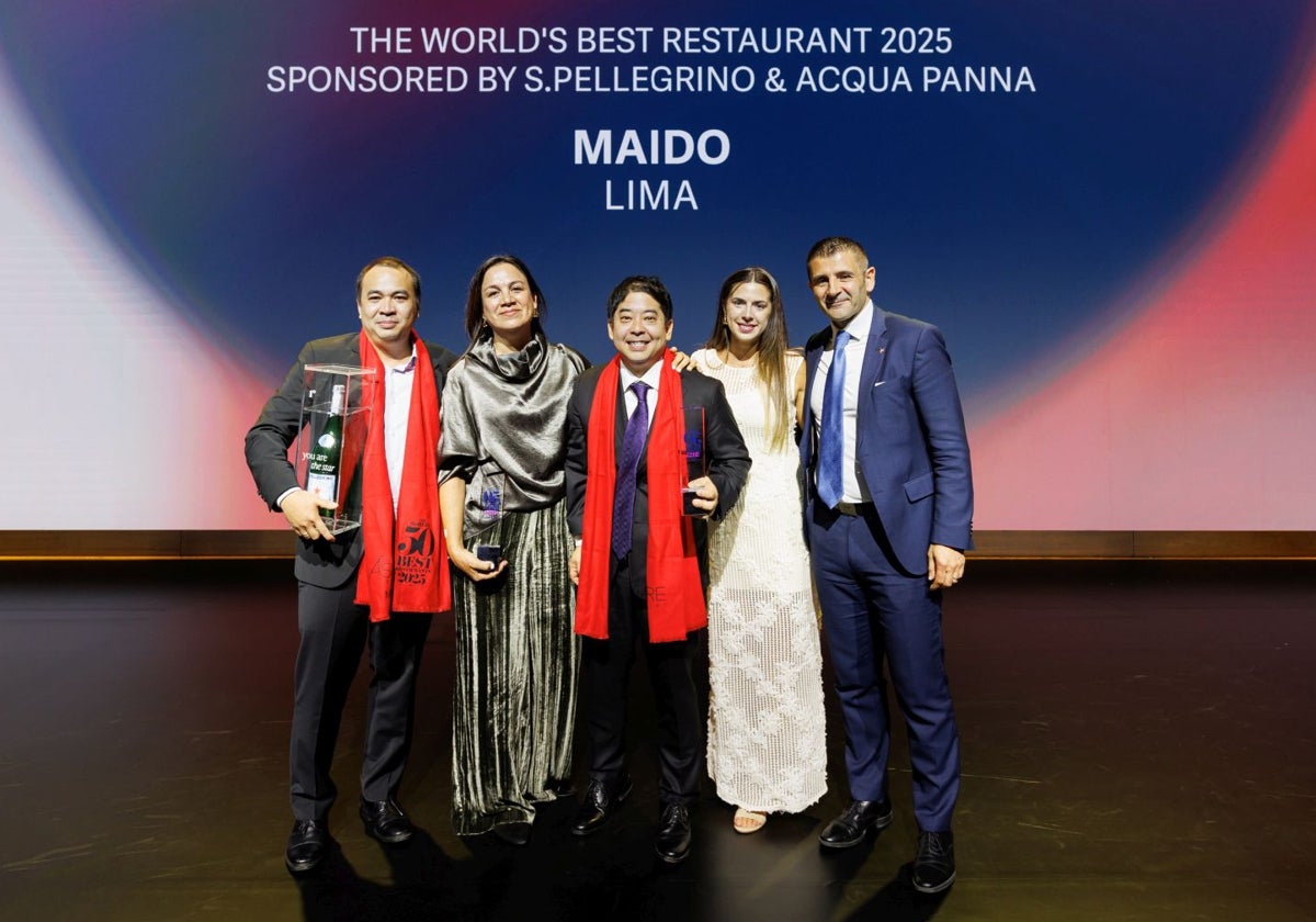 Micha, chef de Maido(en el centro), junto a familiares y parte de su equipo sobre el escenario del Auditorium Giovanni Agnelli de Turín (Italia)tras recoger el título de mejor restaurante del mundo según The World's 50 Best Restaurants 2025