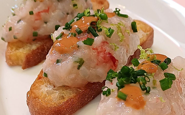 Imagen principal - Sobre estas líneas, arriba, tostas de gamba roja de Tribeca Bistro. Debajo, servicio en sala con el lenguado a la meunière. Al lado, los mejillones al estilo belga