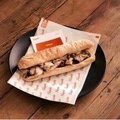 Corchetta y mayonesa de piparras: el mejor bocadillo de cordero de Madrid se hace en este bar