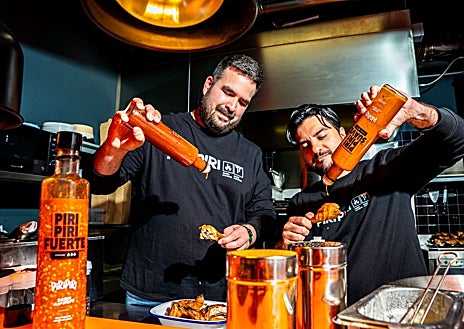 Imagen secundaria 1 - El restaurante Piri Piri, en Las Tablas, Madrid; sus propietarios y su plato de mazorcas de maíz asadas