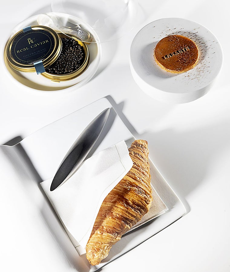 El pase 'Seda en el paladar', en el que sirven una lata de 50 gramos de caviar osetra junto una mantequilla con oro y un croissant