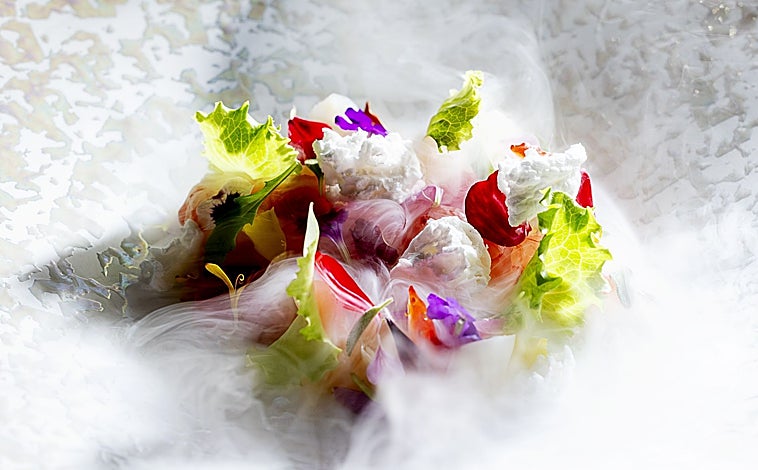 Imagen principal - Sobre estas líneas, el pase de 'Las Maravillas', una ensalada con jugo de espárrago blanco, fruta y quisquillas que requiere 20 minutos de emplatado. Debajo, a la izquierda, la ostra en tempura. Al lado, el soporte pintado por Daniel Zlota con tintes naturales de ingredientes presentes en el menú