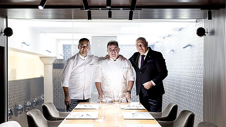 Paolo Casagrande, Martín Berasategui y Joan Carles Ibáñez en la sala en la que se sirve Il Milione, con vistas a la cocina de Lasarte, tres estrellas Michelin en Barcelona