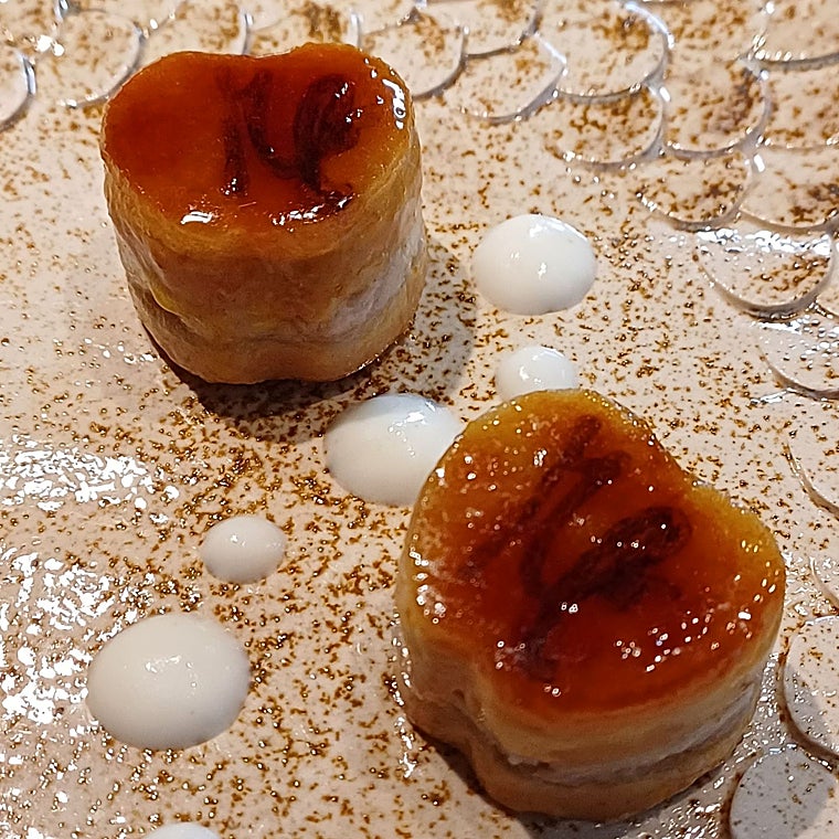 Versión del icónico milhojas de foie-gras, anguila ahumada y manzana verde en el menú de Il Milione, en Lasarte (Barcelona)