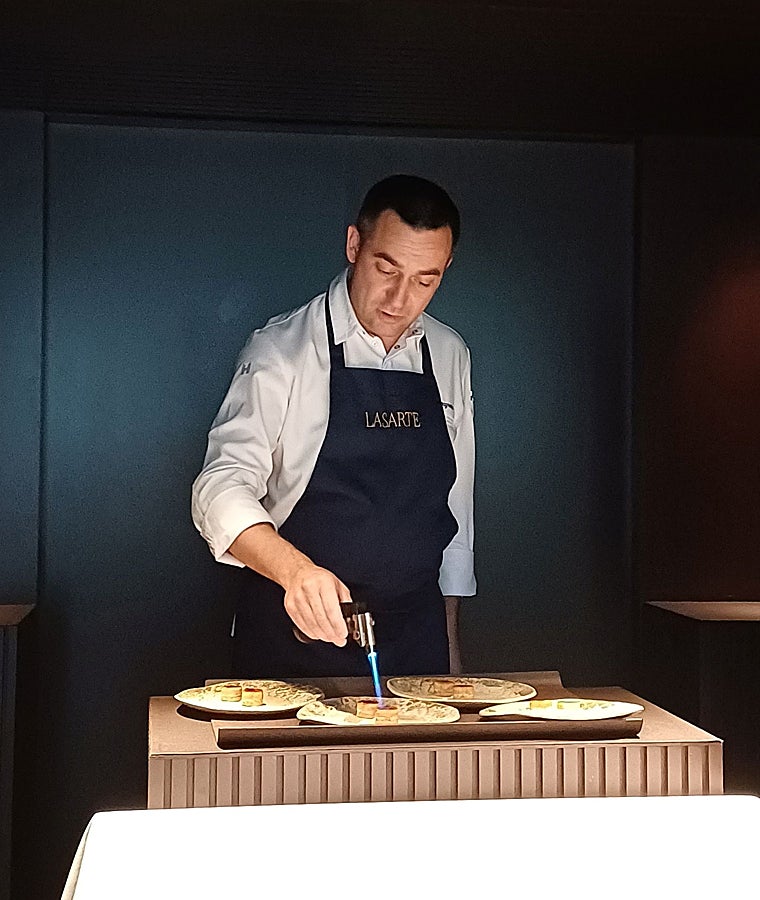 Paolo Casagrande terminando uno de los pases a la vista de los comensales de Il Milione