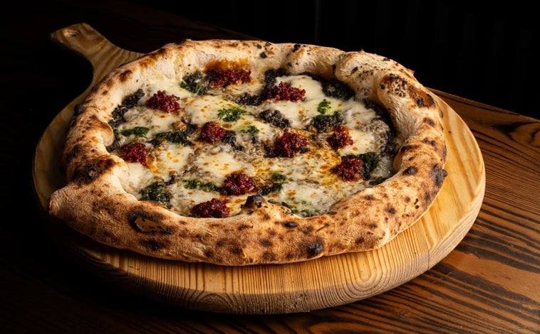 Imagen principal - Algunas de las pizzas que se pueden encontrar en el local de Martucci