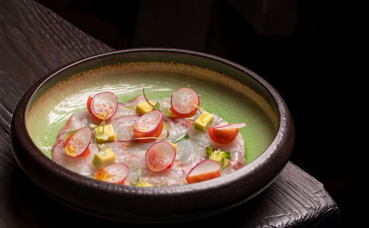 Imagen principal - Tiradito de lubina, trío de cebiches y pisco con pomelo de Acholao, en Madrid