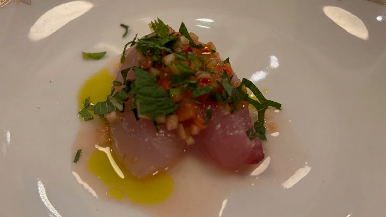 Crudo de bonito con pepino, fresa y menta, en Casa Chuchu