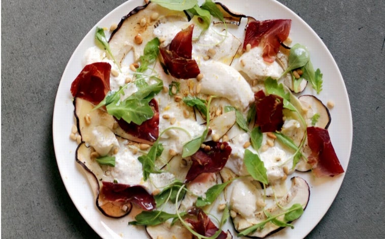 Imagen principal - Luzi Bombón, en Madrid, sirve como novedad esta temporada una ensalada de burrata, higos y pistacho. Además de sus carnes habituales, mariscos y cócteles.