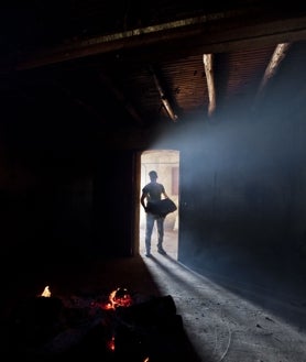 Imagen secundaria 2 - Fase de secado y ahumado en los secaderos de pimentón con leña de encina