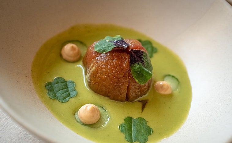 Imagen principal - Tres de los platos icónicos de la carta de Estirpe: tomate de la huerta murciana con gazpacho verde; bonito con paté de sus interiores y guiso de sus pieles; y chato murciano.