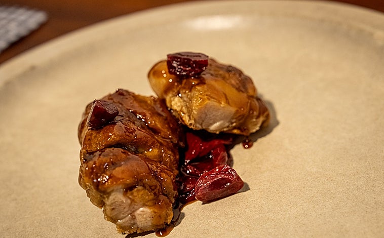 Imagen principal - Otras de sus famosas elaboraciones como las mollejas de corazón de ternera lacadas, las albóndigas de jabalí o la ensalada de bonito del norte con pochas