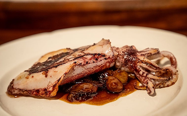 Imagen principal - Algunos de los platos de Masta: el chipirón Pelayo, el repápalo con txangurro y sopa de pescado y las flores de calabacín rellenas de una farsa de bacalao 
