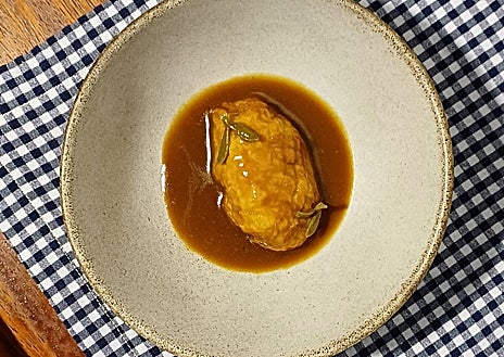 Imagen secundaria 1 - Algunos de los platos de Masta: el chipirón Pelayo, el repápalo con txangurro y sopa de pescado y las flores de calabacín rellenas de una farsa de bacalao 