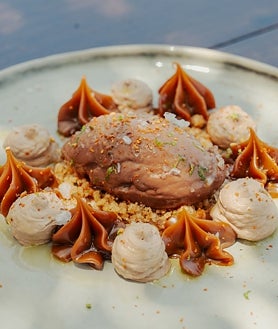 Imagen secundaria 2 - Su aperitivo de aceite de Medina Sidonia y mantequilla ahumada (arriba), la raya en manteca colorá (en el medio) y su postre de chocolate 