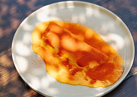 Imagen secundaria 1 - Su aperitivo de aceite de Medina Sidonia y mantequilla ahumada (arriba), la raya en manteca colorá (en el medio) y su postre de chocolate 