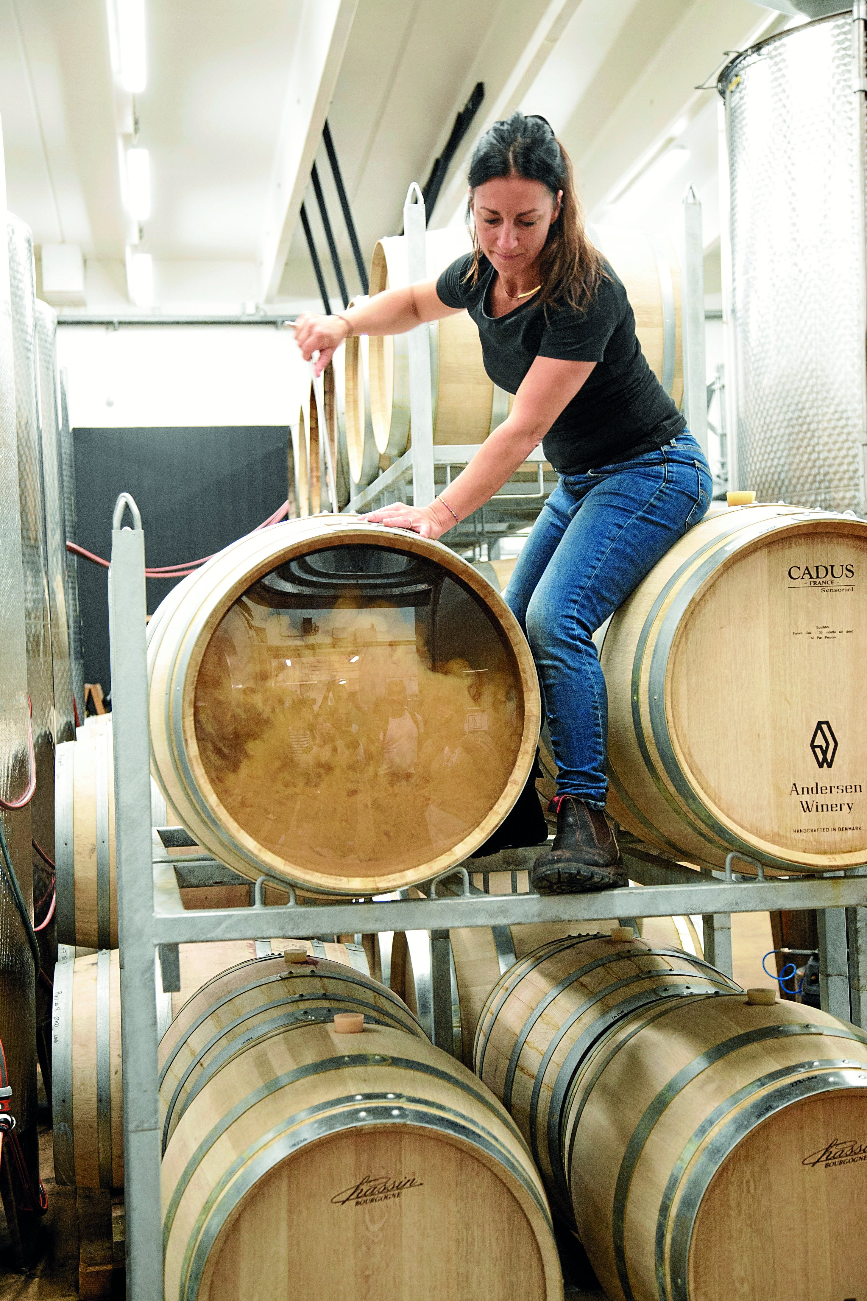 Anna García haciendo un battonage en Andersen Winery