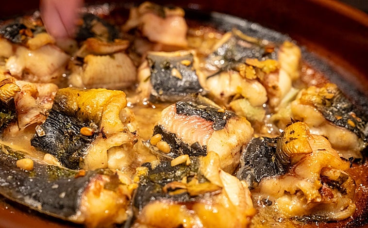 Imagen principal - Algunos de los platos que elabora Kiko Rocher como la anguila al horno (arriba), la paella de pescado con cabracho y langostinos(en el medio) o los 'sepionets' a la brasa con piparras(abajo)
