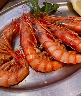 Imagen secundaria 2 - Estas son algunas de las formas de preparar recetas con este alimento: Ensaladilla de gamba roja (arriba), a la brasa (en el medio) y a la plancha (abajo)