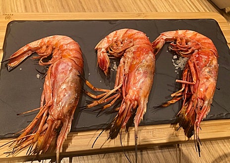 Imagen secundaria 1 - Estas son algunas de las formas de preparar recetas con este alimento: Ensaladilla de gamba roja (arriba), a la brasa (en el medio) y a la plancha (abajo)