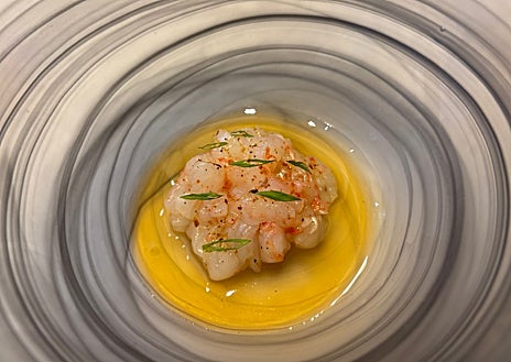 Imagen secundaria 1 - Algunas de las recetas: Carpaccio de gamba roja (arriba), tartar (en el medio) y gamba roja a la sal (abajo)