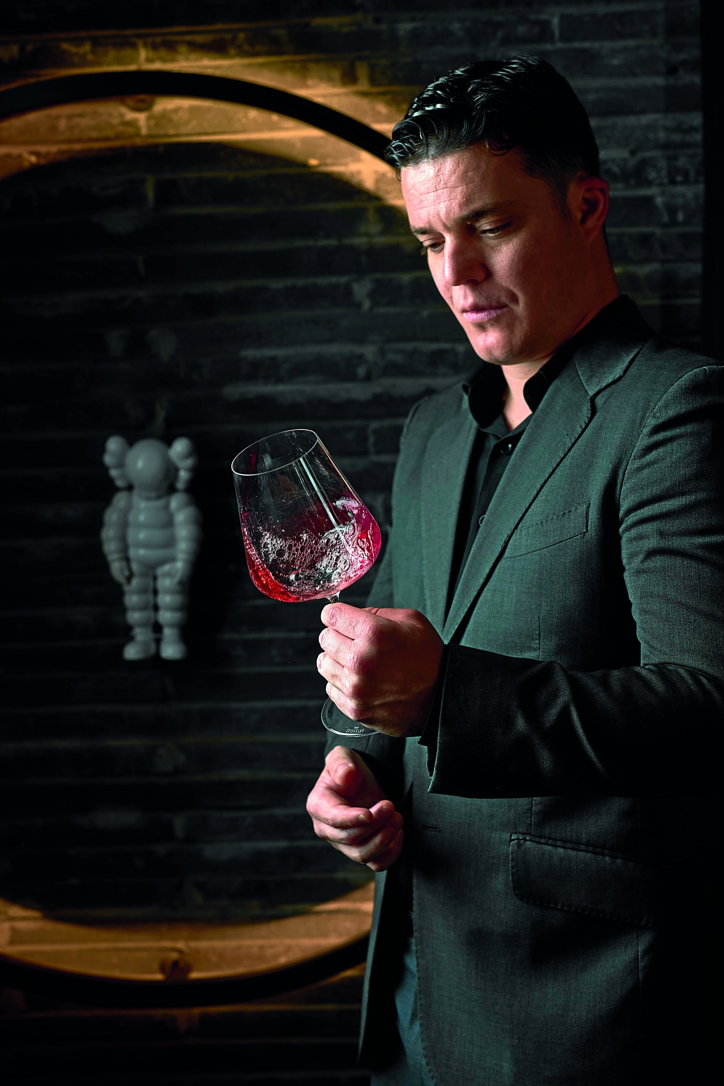 Luis Baselga es maitre y sumiller del restaurante de Smoked Room, en Madrid