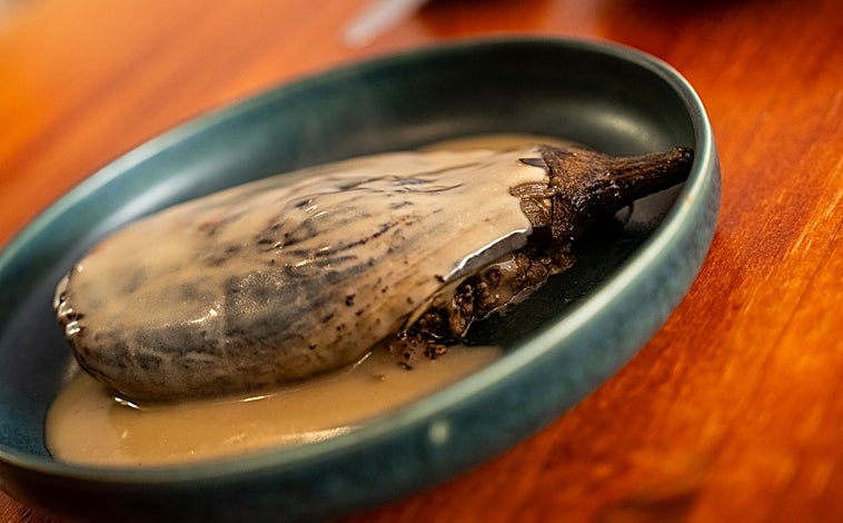 Imagen principal - Arriba, la berenjena Ko Pha Ngan; en el medio la tosta de gambas 'al pil pil' y abajo, el pescado 