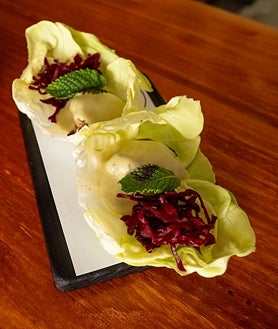 Imagen secundaria 2 - Arriba, las papas aliñás (ensaladilla); en el medio el salmorejo con atún rojo y abajo, las alitas de pollo