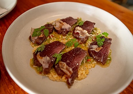 Imagen secundaria 1 - Arriba, las papas aliñás (ensaladilla); en el medio el salmorejo con atún rojo y abajo, las alitas de pollo