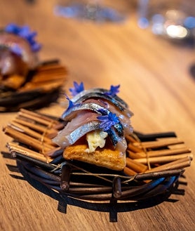 Imagen secundaria 2 - El pan de masa madre (arriba), el tomate con hierbas del huerto (en el medio) y la caballa con mantequilla y botarga (abajo) son algunos de los platos que puedes encontrar en Surcos