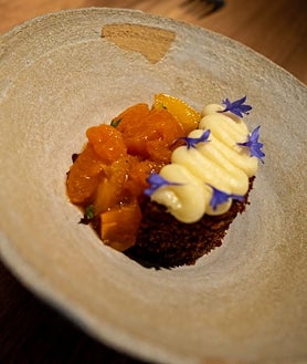 Imagen secundaria 2 - Algunos de los platos que se pueden degustar como la lubina con melón y gazpacho (arriba), los raviolis caseros (en el medio) y su postre de malta (abajo)