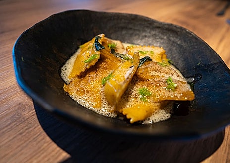 Imagen secundaria 1 - Algunos de los platos que se pueden degustar como la lubina con melón y gazpacho (arriba), los raviolis caseros (en el medio) y su postre de malta (abajo)