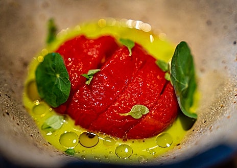Imagen secundaria 1 - El pan de masa madre (arriba), el tomate con hierbas del huerto (en el medio) y la caballa con mantequilla y botarga (abajo) son algunos de los platos que puedes encontrar en Surcos