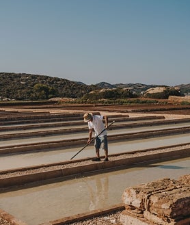 Imagen secundaria 2 - En Las Salinas de la Concepción, donde se elabora Sal de Menorca, el trabajo es manual y artesanal, siguiendo la forma de extracción tradicional tanto de la sal marina como de la flor de sal