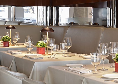 Imagen secundaria 1 - Armani Caffe y Armani Ristorante en París, donde tiene una estrella Michelin, y su chef, Massimo Tringali