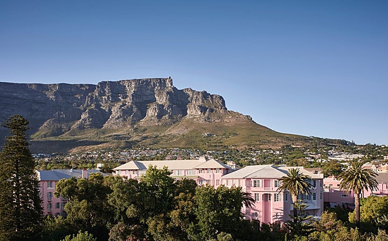 Imagen principal - El hotel The Nellie, un emblema en Ciudad del Cabo, Sudáfrica. Allí estará en breve el restaurante Amura, del chef español Ángel León. Aquí, sus interiores y uno de sus platos